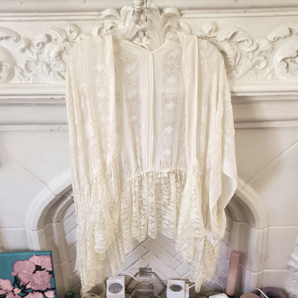 Elegant Vintage Looking Lace Duster